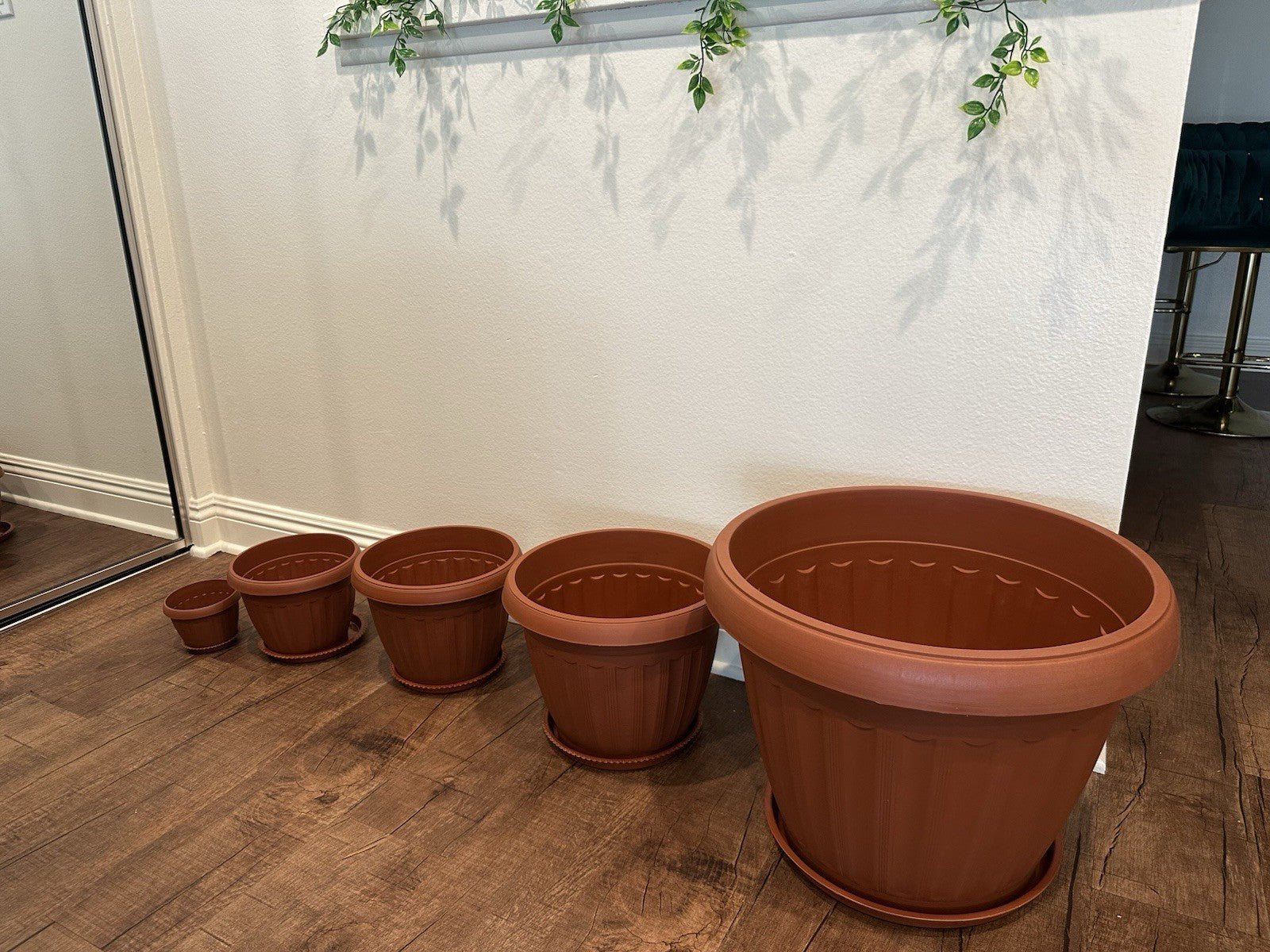 5 Pieces Resin Planter Set With Matching Saucers - Durable And Lightweight