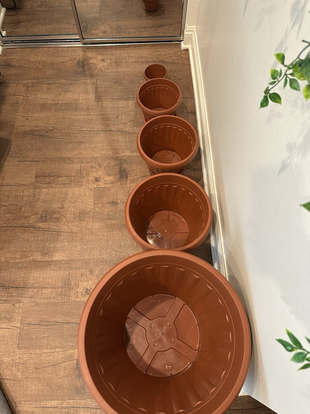 5 Pieces Resin Planter Set With Matching Saucers - Durable And Lightweight